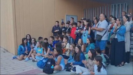 Padres y alumnos del colegio Zaragoza Sur han protestado este lunes a las puertas del centro por la falta de aulas