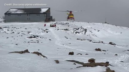Momento del traslado de los alpinistas heridos en los Alpes italianos. / Soccorso alpino valdostano