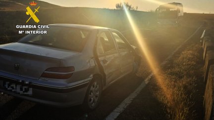 La presencia del coche abandonado en medio de la calzada suponía un peligro a primera hora de la mañana. / Guardia Civil