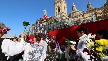 Varias personas durante la tradicional Ofrenda de Flores a la Virgen del Pilar. / Europa Press