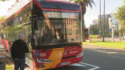 Uno de los autobuses que da el servicio. / Aragón TV