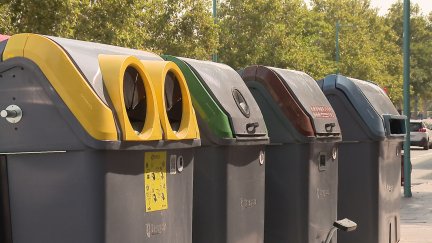 Varios contendores de basura en Zaragoza. / Aragón TV