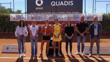 Carlota Martínez (de amarillo en el centro), con el trofeo de campeona del ITF W35 de Reus.