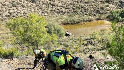 Los bomberos de la Diputación de Zaragoza durante el rescate del cuerpo de la víctima. / Diputación de Zaragoza