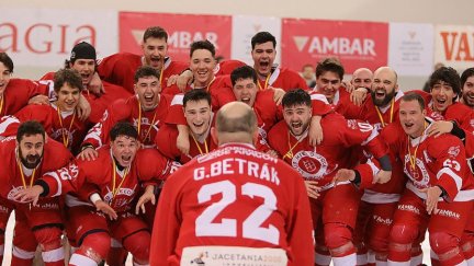 Los jugadores del CH Jaca celebran un título de la pasada temporada.