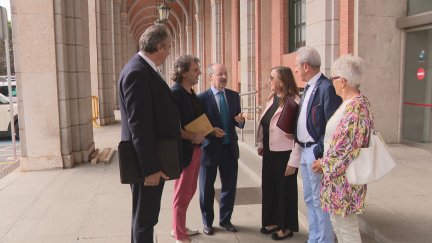 Los participantes en la reunión a las puertas del Ministerio. / Aragón TV