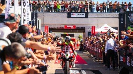 El público disfruta de la Victory Lane de la Tissot Aragón Round 2023.