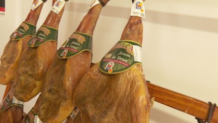 Varios jamones de la Denominación de Origen Jamón de Teruel. / Aragón TV
