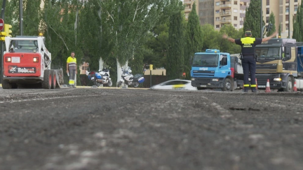 Obras de asfaltado en una calle de Zaragoza. / Aragón TV