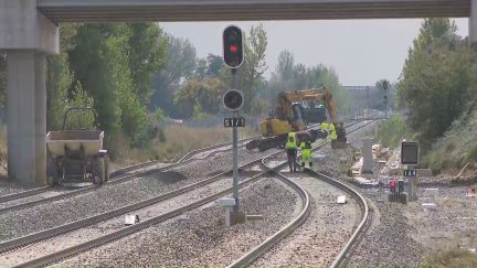 Trabajos de reparación de las vías este domingo, en la estación de Villarreal de Huerva. | Aragón TV