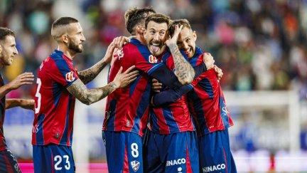 Celebración de Sergi Enrich con sus compañeros. Foto: LaLiga