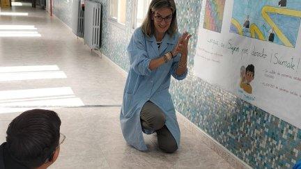 María Pilar Arzoz es sorda y profesora del colegio La Purísima de Zaragoza. / CEE La Purisima para niños sordos