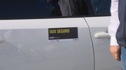 Los taxis seguros tendrán esta pegatina en su puerta. / Aragón Tv