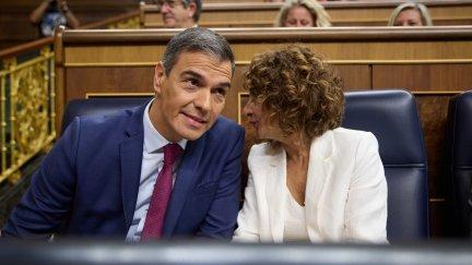 El presidente del Gobierno, Pedro Sánchez, y la vicepresidenta primera y ministra de Hacienda, María Jesús Montero, en el Congreso. / Europa Press