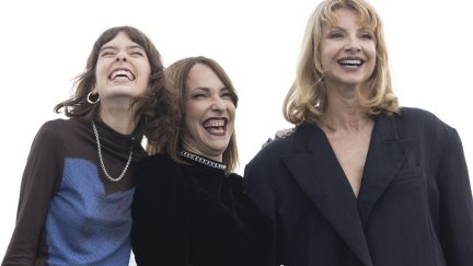 La directora Paula Ortiz y las actrices Alba Planas y Najwa Nimri, durante la presentación de 'La virgen roja'. / Efe