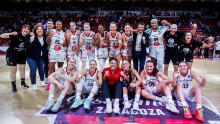 Las jugadoras del Casademont Zaragoza femenino celebran la clasificación para la Euroliga femenina.