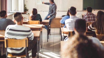 Un profesor da clase en Secundaria. / Europa Press