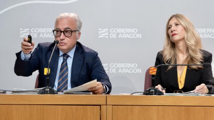 El consejero de Agricultura, Javier Rincón, y la vicepresidenta del Gobierno de Aragón, Mar Vaquero, en rueda de prensa. / Gobierno de Aragón