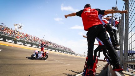 Marc Márquez celebra su victoria en la edición de este año del GP de Aragón.