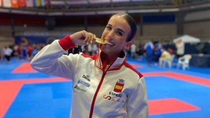 Raquel Roy posa con la medalla de oro conquistada en el Campeonato del Mediterráneo.