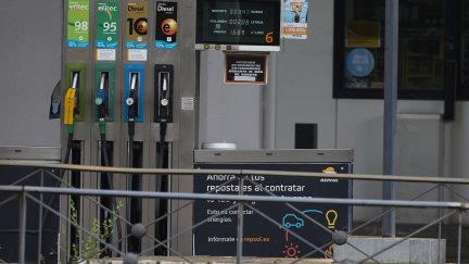 La bajada en el precio de los carburantes, principal causa de la moderación del IPC. / Europa Press