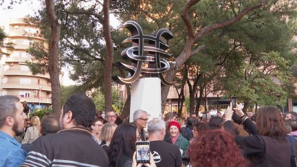 La escultura muestra el logo de los Héroes de Silencio. / Aragón Tv