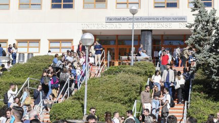 Aspirantes frente a la facultad de Económicas, una vez conocida la suspensión del examen. (EFE/ Víctor Lerena)