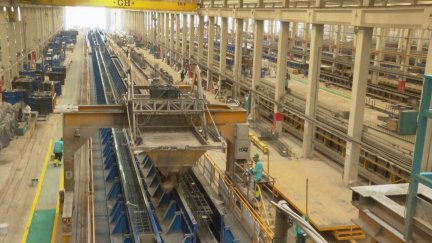 Imagen del interior de Precast en La Puebla de Híjar. / Aragón TV