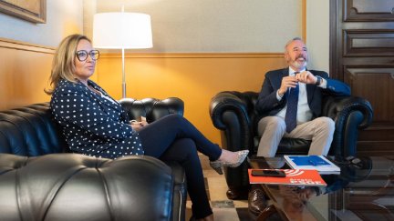 Reunión del presidente de Aragón con la portavoz de PSOE, Mayte Pérez. / Gobierno de Aragón. Fabián Simón