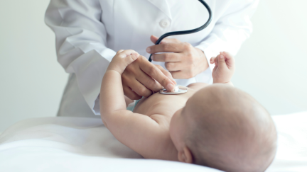 La mita de las plazas de Pediatría ofertadas han quedado vacantes. / Canva