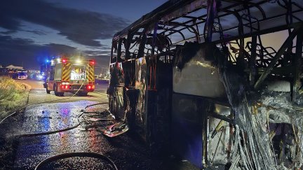 El autobús incendiado a la entrada de Stellantis. / Diputación de Zaragoza
