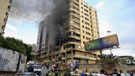 Edificio alcanzado por los misiles israelíes en Beirut (Líbano). / EFE