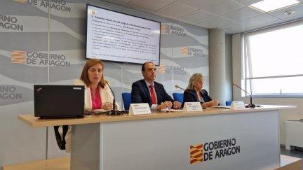 El consejero de Sanidad, José Luis Bancalero, junto a la directora de Salud Pública, Nuria Gayán (dcha.) y la jefa de servicio en Vigilancia, Begoña Adiego. / Europa Press