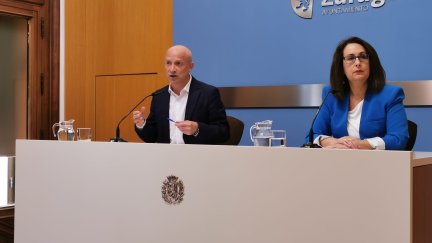 El consejero municipal de Economía, Transformación Digital y Transparencia, Carlos Gimeno, junto a la concejal de Vox, Eva Torres. / Dani Marcos