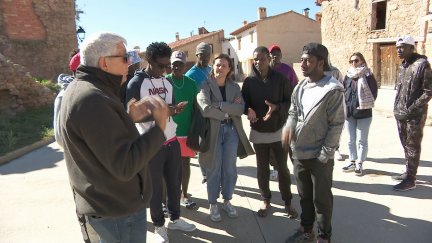 Los inmigrantes se está integrando con los vecinos de Mora de Rubielos. / Aragón TV