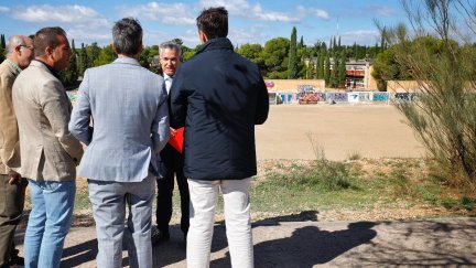 El consejero de Urbanismo, Víctor Serrano, en una visita a la zona en la que se ejecutarán las nuevas obras. / Ayuntamiento de Zaragoza. Miguel G. García