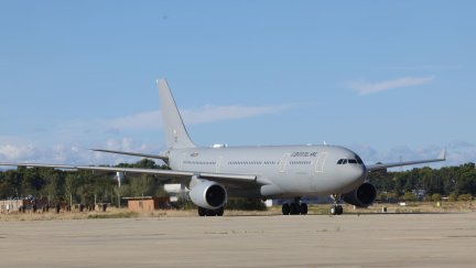 Aterrizaje del primero de los dos aviones militares enviados a Líbano. / EFE