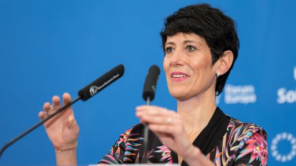 La ministra de Seguridad Social, Elma Saiz, en el desayuno en el que ha anunciado la propuesta./ Diego Radamés / Europa Press