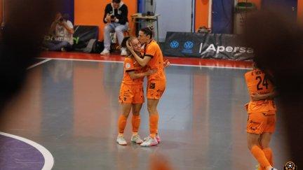 Irene Samper recibe la felicitación de una compañera en un partido.