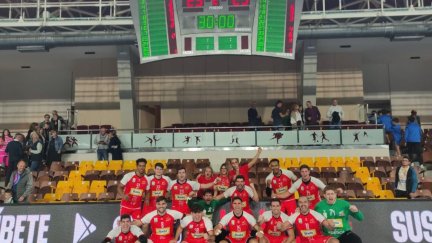 El equipo posa tras la victoria en León