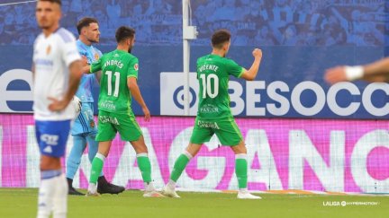 Iñigo Vicente celebra el segundo gol del partido en La Romareda.