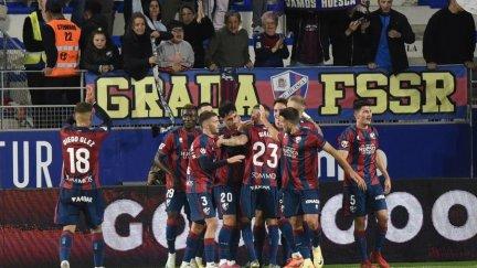 Los jugadores de la SD Huesca celebran uno de los goles ante el Cádiz.