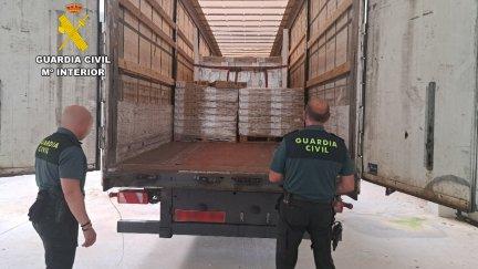 Los agentes de la Guardia Civil junto al semirremolque robado. / Guardia Civil