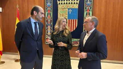 La vicepresidenta del Gobierno de Aragón, Mar Vaquero, junto al director del IAF, Daniel Rey, y el presidente de la DPT, Joaquín Juste. / Gobierno de Aragón
