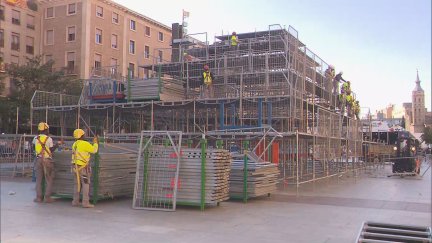 Montaje estructura metálica Ofrenda de Flores. / Aragón TV