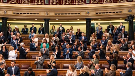 Aplausos tras la aprobación de la Ley ELA este jueves. / Europa Press