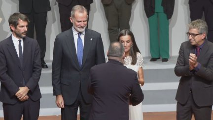 Jorge Gozalvo recibe el reconocimientos de los Reyes. / Aragón TV