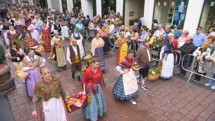 Más de 2.500 personas divididas en 85 grupos han participado en el desfile. /  Aragón TV