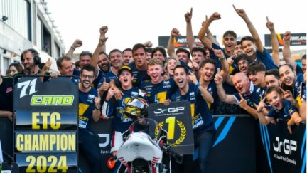 Imagen de Carlos Cano y su equipo tras la conquista del Europeo. Foto Motorland Aragón