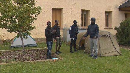 Los cuatro jóvenes han dormido en tiendas de campaña en Sabiñánigo. / Aragón TV